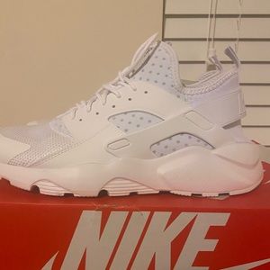 Nike Huaraches all White New w/box